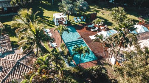 an overhead view of a swimming pool with palm trees at Serena Buzios in Búzios