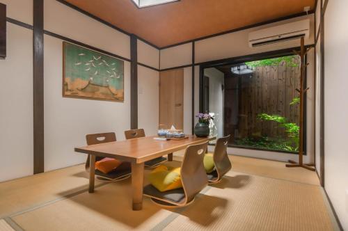 Posezení v ubytování 桜の宿千本 two rooms two toilets