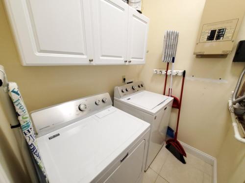 uma pequena cozinha com máquina de lavar e secar roupa em Treasure Beach em Saint Augustine