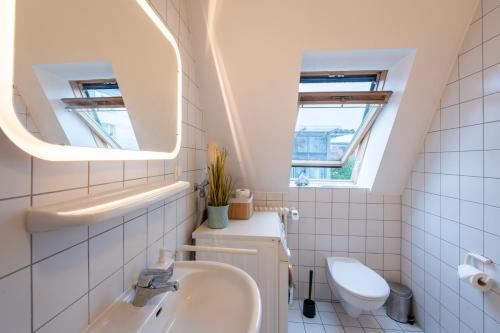 ein weißes Bad mit einem Waschbecken und einem WC in der Unterkunft Apartment im Historischen Altbau am Marktplatz - Disney+, 300mb/s Internet in Chemnitz