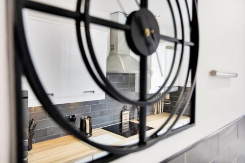 uma cozinha com uma janela e um balcão com um lavatório em Terrace View Home in South Shields, Sleeps 7 em South Shields