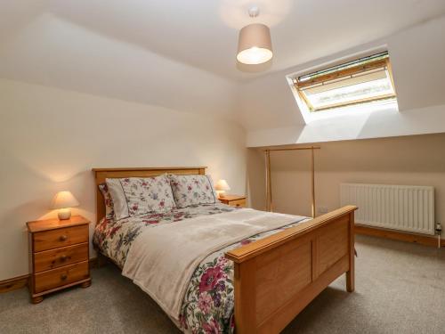 sypialnia z łóżkiem i świetlikiem w obiekcie Whitlow Lodge Annex w mieście Gloucester