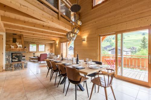 une grande salle à manger avec une longue table et des chaises dans l'établissement Chalet Les Bognettes 10 personnes, au Grand-Bornand
