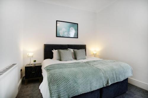 Kama o mga kama sa kuwarto sa Spacious 3-Bed Home in South Shields, Sleeps 8