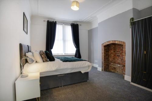 1 dormitorio con cama y ventana en Spacious 3-Bed Home in South Shields, Sleeps 8 en South Shields