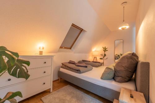 ein kleines Schlafzimmer mit einem Bett und einer Kommode in der Unterkunft Apartment im Historischen Altbau am Marktplatz - Disney+, 300mb/s Internet in Chemnitz