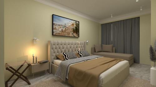 een slaapkamer met een bed en een bank erin bij Appartement de Prestige, vue Kasbah, Mer et Vieux Port in Tanger