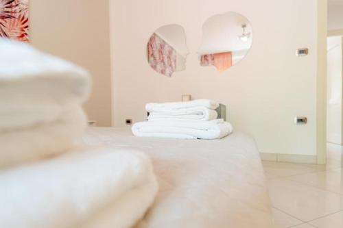 uma pilha de toalhas estão empilhadas numa casa de banho em Luxury Room em Montecatini Terme