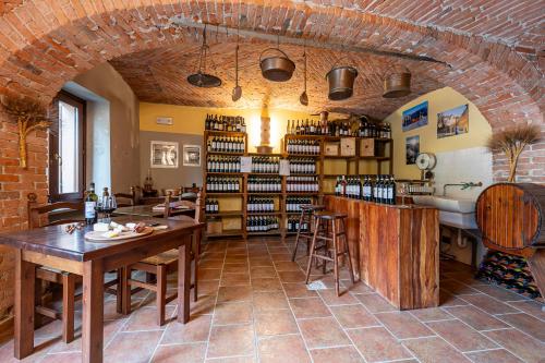 een wijnwinkel met een tafel en stoelen in een kamer bij Agriturismo Cantine Bevione - Rooms with air conditioning in Belvedere Langhe