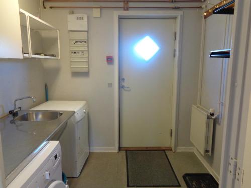 eine Küche mit einer Tür mit Licht in der Unterkunft Sisimiut Bed & Breakfast in Sisimiut
