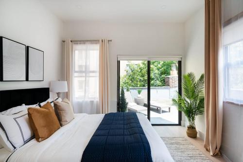 um quarto com uma cama grande e um pátio em 78-4A 2BR Duplex with a Balcony Prime UES em Nova York