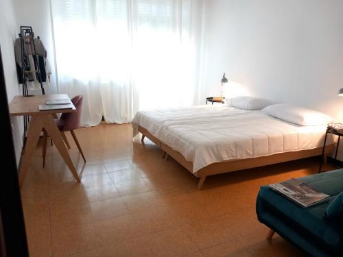 - une chambre avec un lit, un bureau et une fenêtre dans l'établissement Home Poetry_La Spezia_Cinque Terre, à La Spezia
