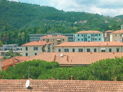 un groupe de bâtiments dans une ville arborée dans l'établissement Home Poetry_La Spezia_Cinque Terre, à La Spezia