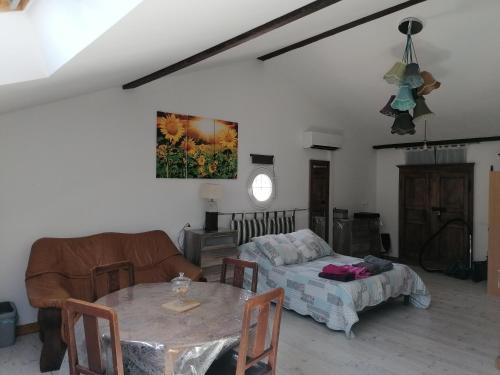 un salon avec une table et un canapé dans l'établissement Villa chaleureuse avec piscine, à Saint-Alexandre