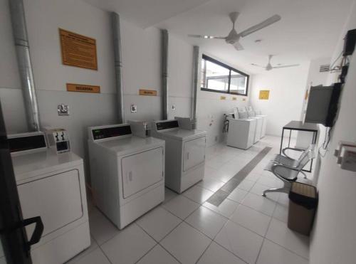 a room with several washing machines and a window at Departamento en condominio de Equipetrol in Santa Cruz de la Sierra
