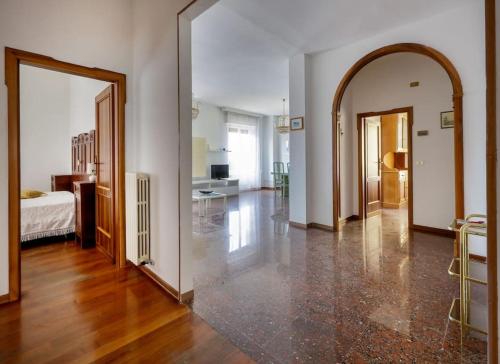 Habitación con cama y pasillo con puerta abierta en Il lupo e la volpe - parcheggio gratis, en Centobuchi