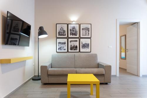 un soggiorno con divano e tavolino giallo di Oceano Rooms a Termoli
