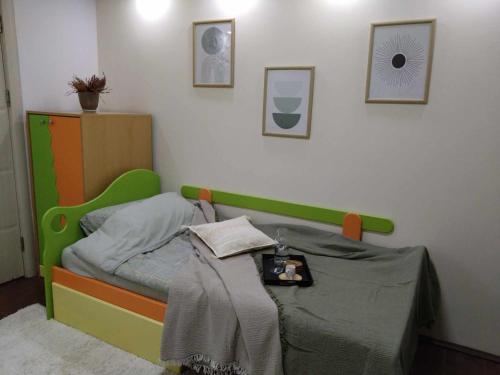 Giường trong phòng chung tại COSMO Apartman Prilep