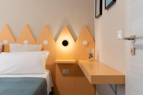 a bedroom with a bed and a desk with a lamp at Oceano Rooms in Termoli