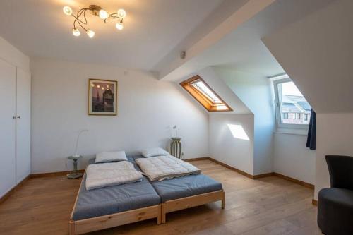 um quarto com uma cama no meio de um quarto em Gezellig huisje met leuke tuin em De Haan