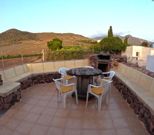 mesa y sillas en la parte superior de un patio en Casa Juan Gil, en Almería