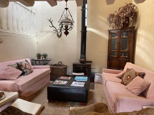 ein Wohnzimmer mit 2 Sofas und einem Tisch in der Unterkunft Stunning 7-Bed House in Madriguera in Madriguera