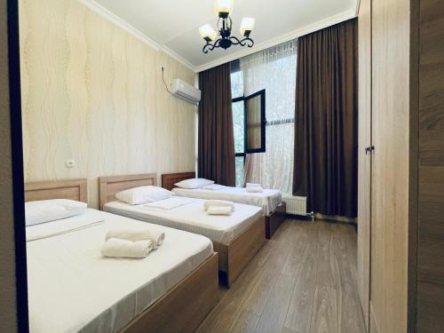 Zimmer mit 2 Betten und einem Fenster in der Unterkunft HOTEL AiSi აისი in Kutaissi