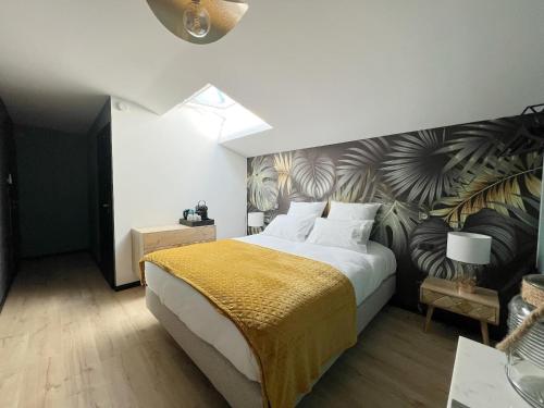 1 dormitorio con 1 cama grande y un mural en la pared en Le240b #5 en Saint-Mard