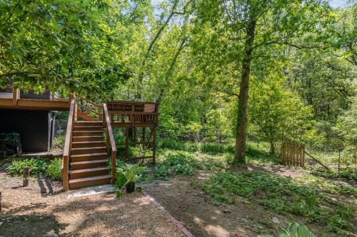 Zahrada ubytování Black Cabin Getaway in Woods I Valpo