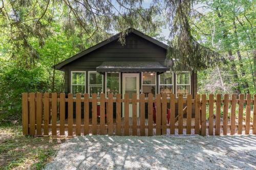 Zahrada ubytování Black Cabin Getaway in Woods I Valpo