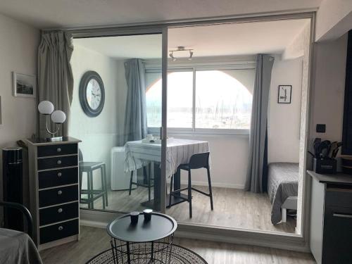 Postel nebo postele na pokoji v ubytování Appartement avec vue sur le port
