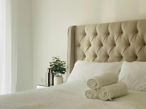 מיטה או מיטות בחדר ב-Stylish New Built