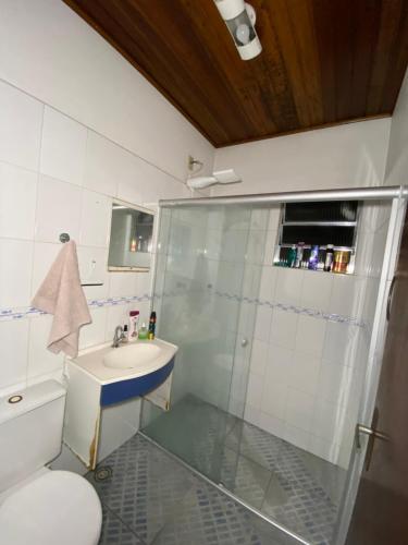 uma casa de banho com um chuveiro, um WC e um lavatório. em Quarto com banheiro privativo Vibra e Transamerica SP em São Paulo