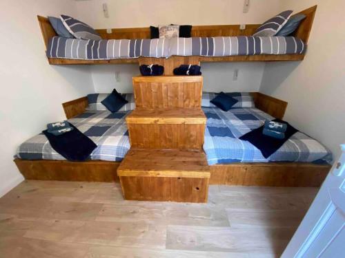 sypialnia z łóżkiem piętrowym i niebieskimi poduszkami w obiekcie The Old Warehouse w Blackpool