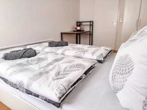 dwa łóżka siedzące obok siebie w sypialni w obiekcie BeBu - Apartment w mieście Friedrichshafen