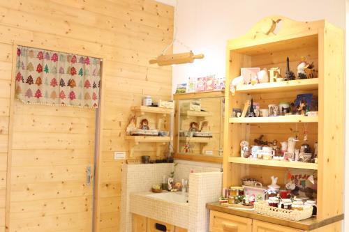 Kuchyň nebo kuchyňský kout v ubytování Bear Meets Moose Homestay B&B