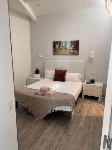un dormitorio con una cama con un animal de peluche en Estudio Kivi, en Corralejo