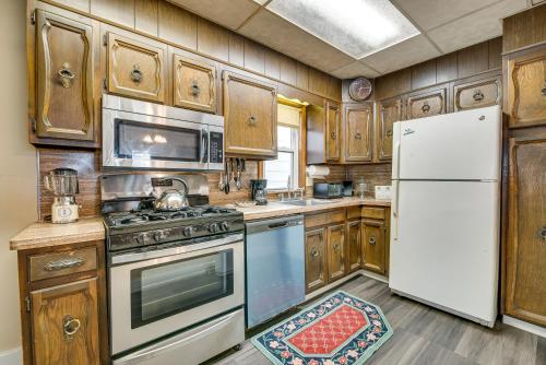 Foto dalla galleria di Condo Rental with Pool Access about 11 Mi to Allentown! a Hollo