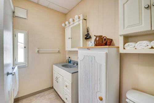 een witte badkamer met een wastafel en een toilet bij Condo Rental with Pool Access about 11 Mi to Allentown! in Hollo