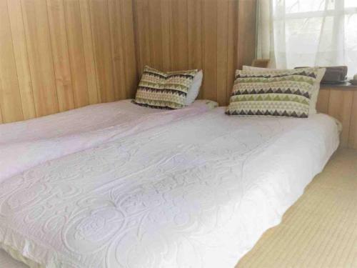 1 cama grande con 2 almohadas encima en HOMESTAY Kucha - Vacation STAY 17860v en Assa