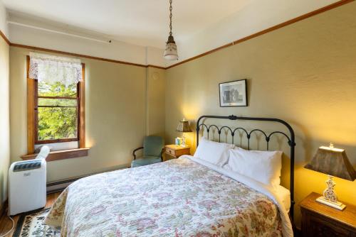 ein Schlafzimmer mit einem großen Bett und einem Fenster in der Unterkunft Balch Hotel in Dufur