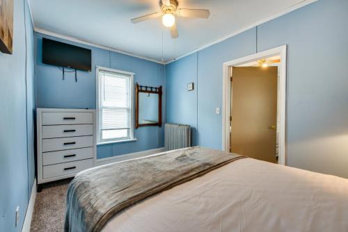ein blaues Schlafzimmer mit einem Bett und einem Deckenventilator in der Unterkunft Bath Vacation Rental Condo with Pool Access! in Hollo