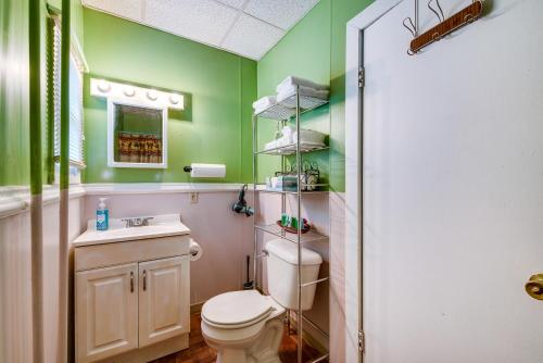 ein Badezimmer mit grünen Wänden, einem WC und einem Waschbecken in der Unterkunft Bath Vacation Rental Condo with Pool Access! in Hollo