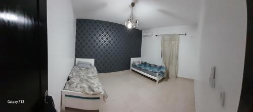 Zimmer mit einem Bett und einem Kinderbett in der Unterkunft Teddy Bear Home in Birkhadem