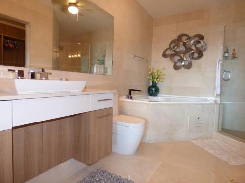 un bagno con lavandino, WC e vasca di 7i Luxury Resort Lifestyle Ocean Views a ArraijÃ¡n