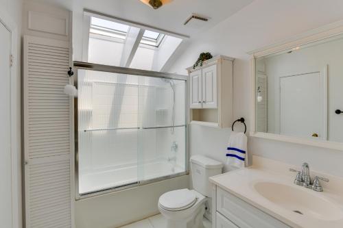 ein Bad mit einer Dusche, einem WC und einem Waschbecken in der Unterkunft Medford Home with Pool, Near Golf Courses! in Medford