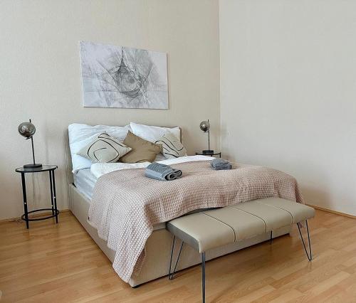 een slaapkamer met een bed met een stoel en een schilderij bij Stylish Apartment, next to Schloss Belvedere in Wenen