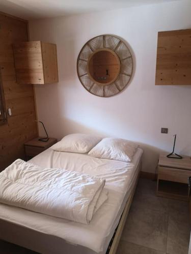 une chambre avec un lit avec un miroir au mur dans l'établissement Bel appartement 4 * + Parking couvert, Résidence Belvédère, à Valmeinier