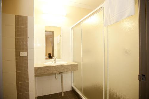 y baño con lavabo y ducha. en Prince of Wales Hotel, Bunbury, en Bunbury
