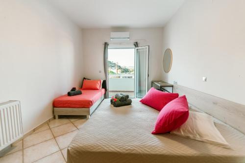 Ένα ή περισσότερα κρεβάτια σε δωμάτιο στο Villa Popi Studios (Froso)
